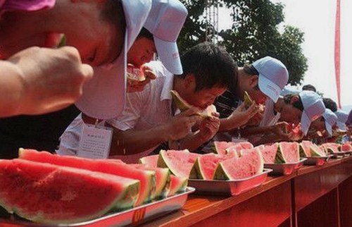 娱乐圈幕后揭秘持续发酵，网红明星反差引发热议