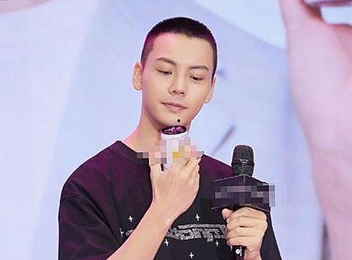 揭秘娱乐圈的“黑料网曝”：笑中带泪的明星背后故事