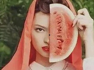 揭秘娱乐圈的“黑料网曝”：笑中带泪的明星背后故事